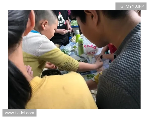 足球迷冲进场内见球星激动落泪 与偶像零距离合影瞬间成永恒回忆